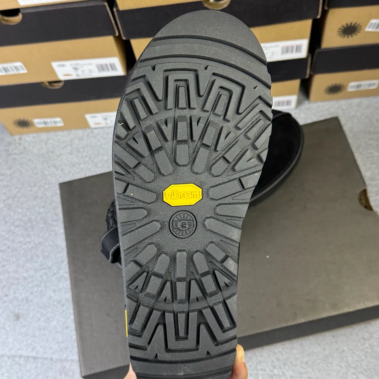 Pick up locally 💰520. The core recommendation is good price. The platform is exclusively for foreign trade. UGG Tasman GTX winter neutral snow shoes 1172790. Produced by ten-year-old brand shoemaking factory production line. Pay attention to every detail. Longfeng A-grade genuine sheep fur. Completely built in accordance with the ZP process. Size: 35 36 37 38 39 40 41 42 43 44 45